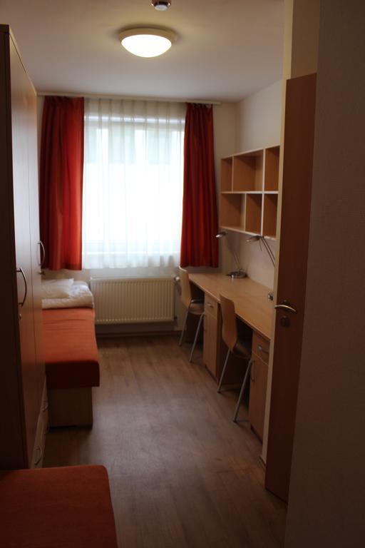 Hostel Famulus Kollegium Győr Zimmer foto