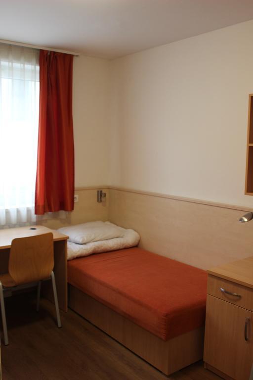 Hostel Famulus Kollegium Győr Zimmer foto