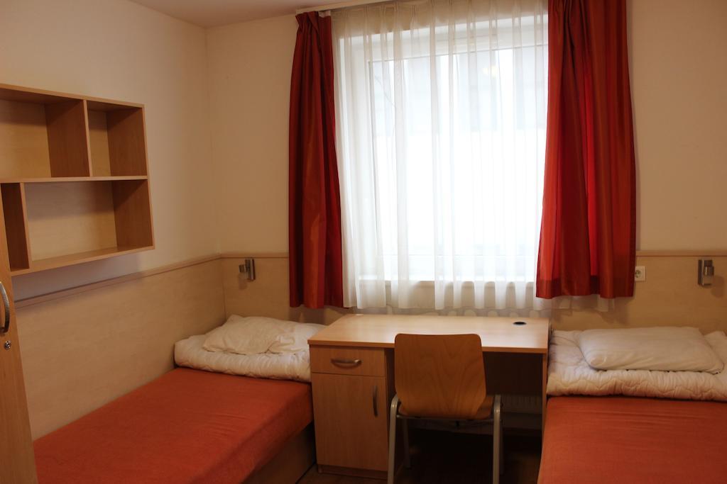 Hostel Famulus Kollegium Győr Zimmer foto